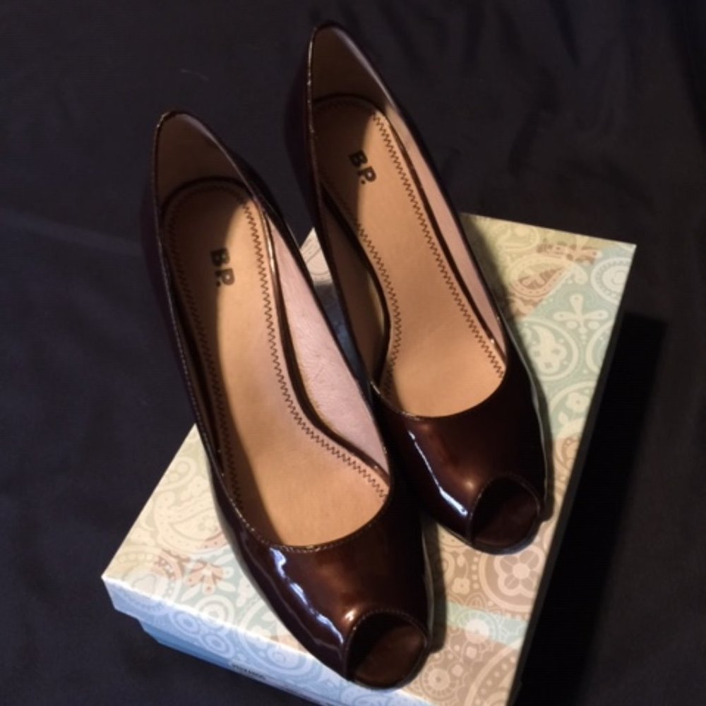BP NORDSTROM PEEKABOO Brwn Patent Heel